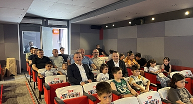 TRT Mobil Sinema Tırı Niksar'da çocuklarla buluştu