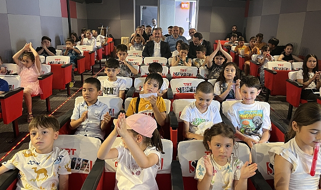 TRT Mobil Sinema Tırı Niksar'da çocuklarla buluştu