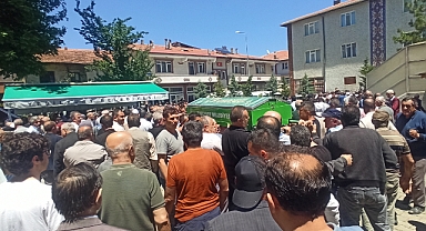 Yeşilyurt'ta otomobilin devrilmesi sonucu ölen kişi son yolculuğuna uğurlandı
