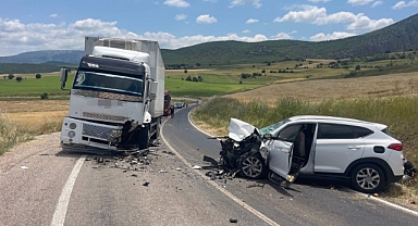 Zile'de otomobil ile kamyon çarpıştı: 4 yaralı