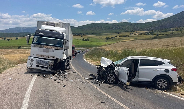 Zile'de otomobil ile kamyon çarpıştı: 4 yaralı