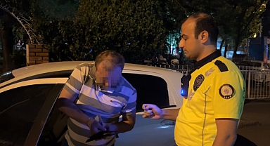 Alkol denetimini görünce aracı park etti,