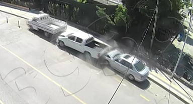 Amasya’da otomobilin park halindeki araçlara çarptığı kaza kamerada