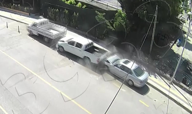 Amasya’da otomobilin park halindeki araçlara çarptığı kaza kamerada