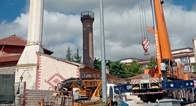 Artova'da geçen yılki depremlerde zarar gören minare kontrollü olarak yıkıldı