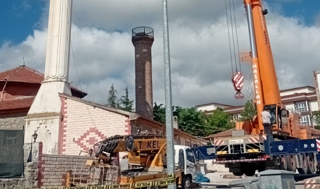 Artova'da geçen yılki depremlerde zarar gören minare kontrollü olarak yıkıldı
