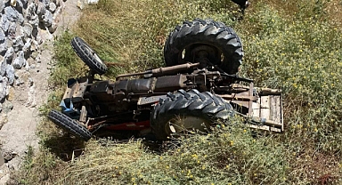 Artova'da otomobille çarpışan traktör şarampole devrildi: 1 ölü