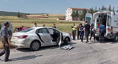 İki otomobil kafa kafaya çarpıştı: 2 yaralı