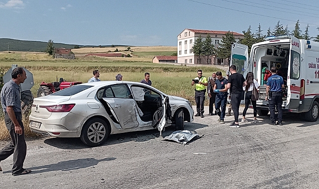 İki otomobil kafa kafaya çarpıştı: 2 yaralı