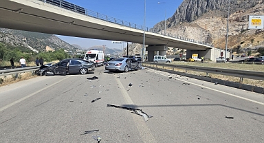 Kavşağı kaçırdı kazaya yol açtı: 4 kişinin yaralandığı feci kaza kamerada