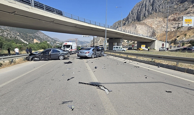 Kavşağı kaçırdı kazaya yol açtı: 4 kişinin yaralandığı feci kaza kamerada