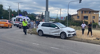 Niksar'da iki otomobil çarpıştı, 3 kişi yaralandı
