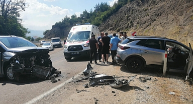 Niksar'da otomobiller kafa kafaya çarpıştı: 10 yaralı