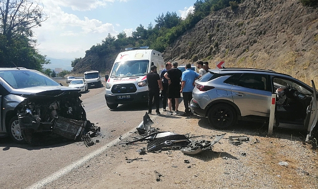 Niksar'da otomobiller kafa kafaya çarpıştı: 10 yaralı