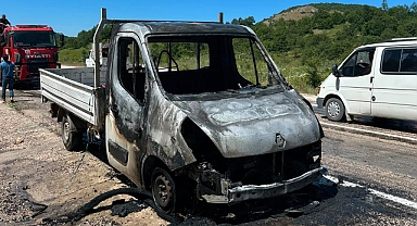 Reşadiye'de seyir halindeki kamyonet yanarak kullanılamaz hale geldi