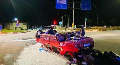 Ters dönen otomobilin içindeki 2 kişi yaralandı