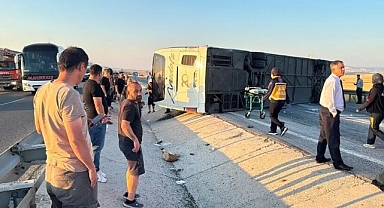 Yolcu otobüsünün bariyerlere çarpıp devrildiği kazada 31 kişi yaralandı
