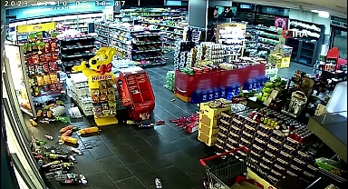 Kayseri'deki deprem kamerada: Raflardaki ürünler yere saçıldı